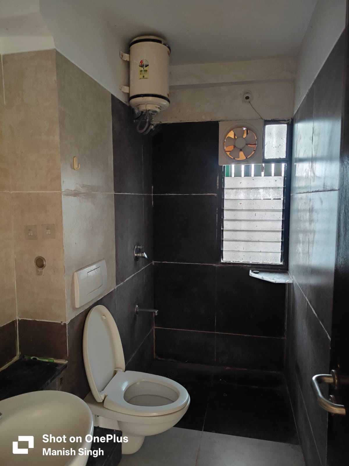 3 BHK semifurnished appolo db city